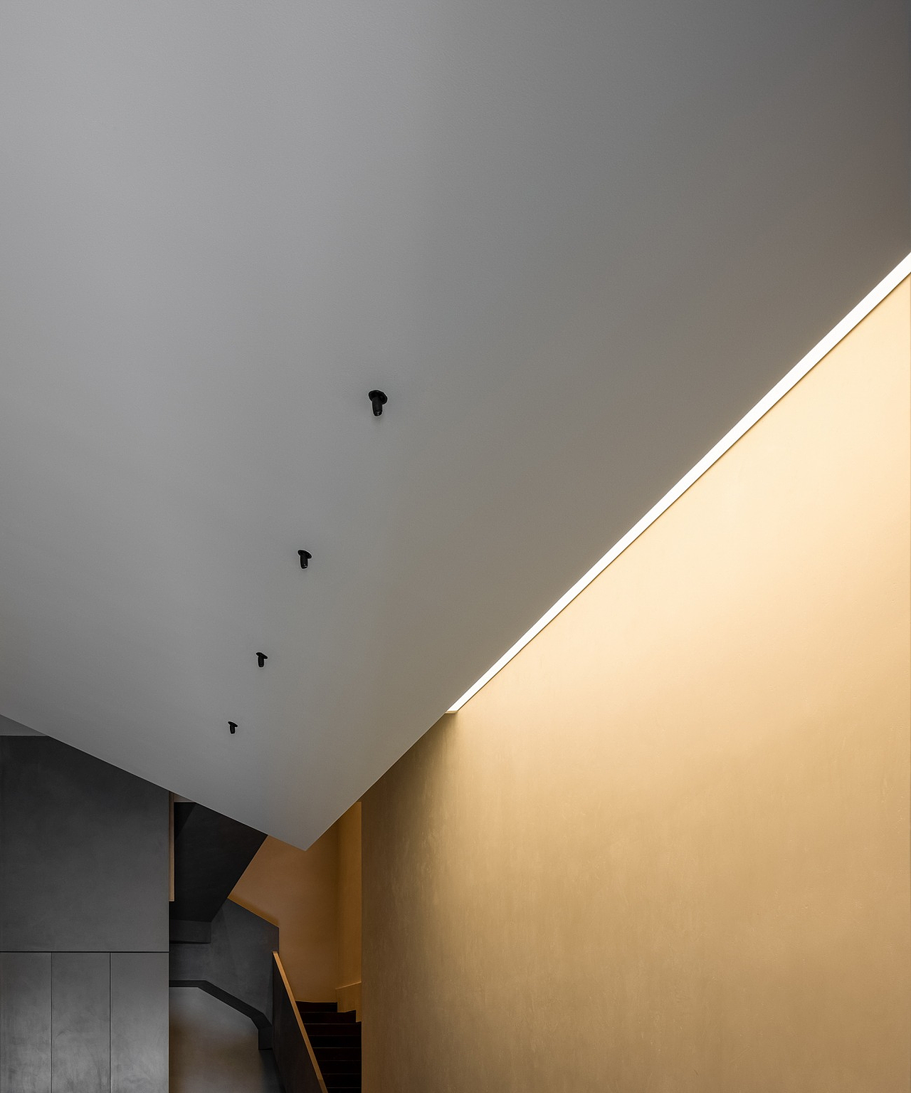 分量感
<br><br>空间中石材质感漆的墙面与金属的碰撞,使空间中的情绪在舒适中透露出具有奢感的高级,结合柔和光线的作用下,愈加衬托显现空间的分量感,重体量的漂浮感在具象的矛盾与抽象的平衡中传递空间的趣味性。