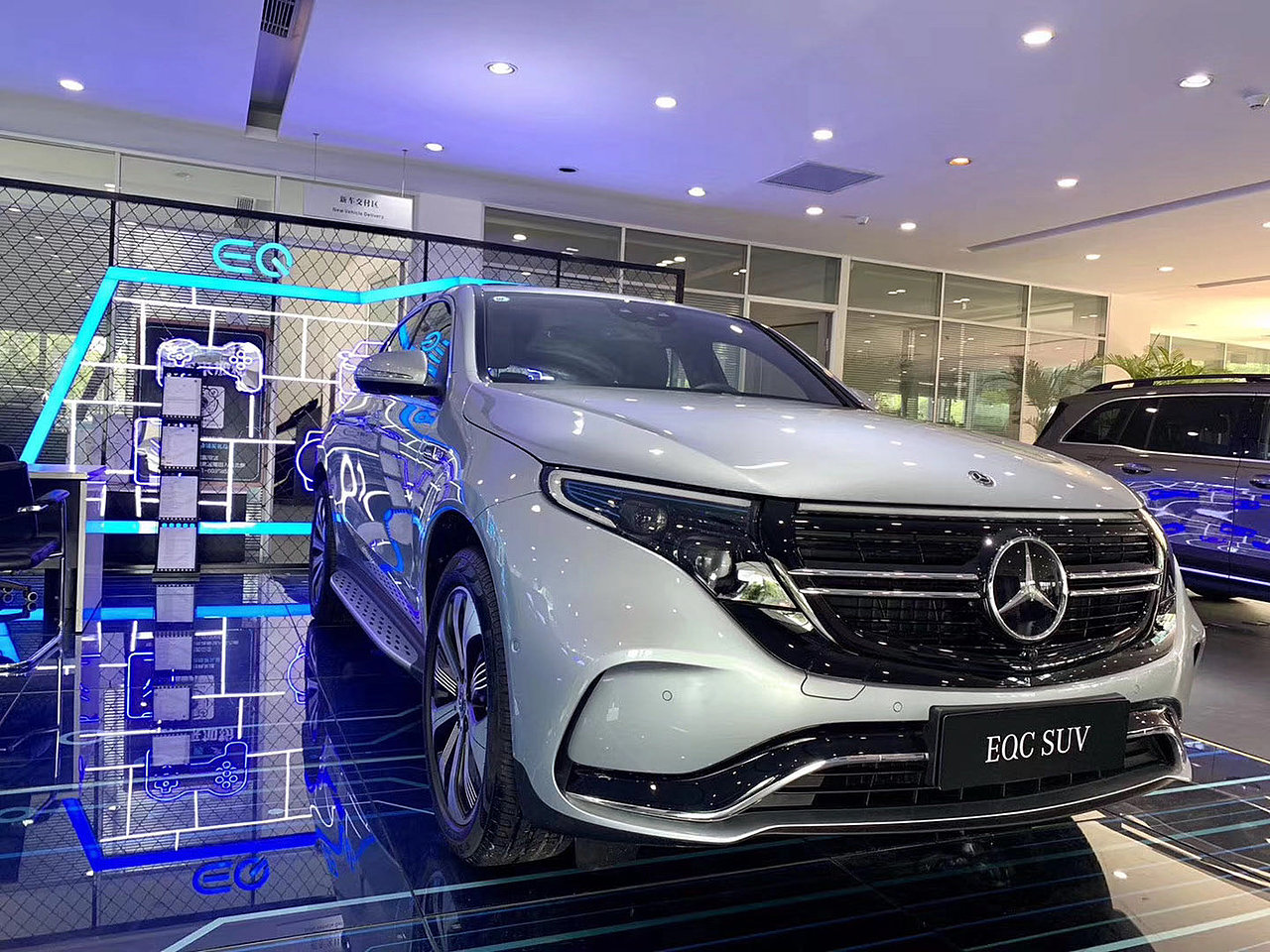 奔驰 郑州利星 腾势eqc电动车展示