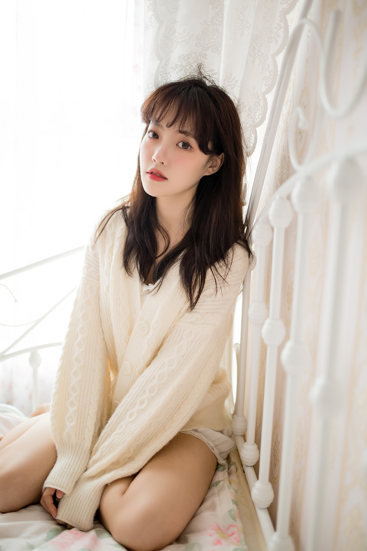 我看着你的脸，轻刷着和弦