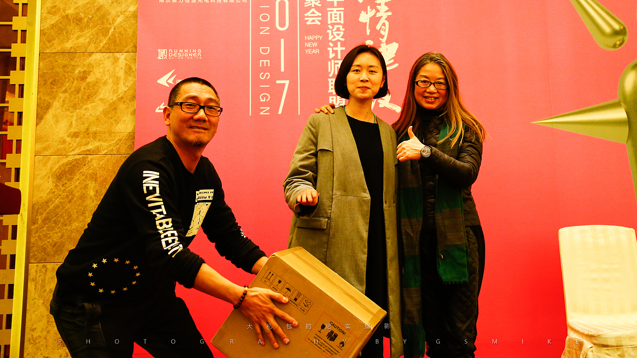 “帅哥哥大奖我抱不动”“放着我来！”