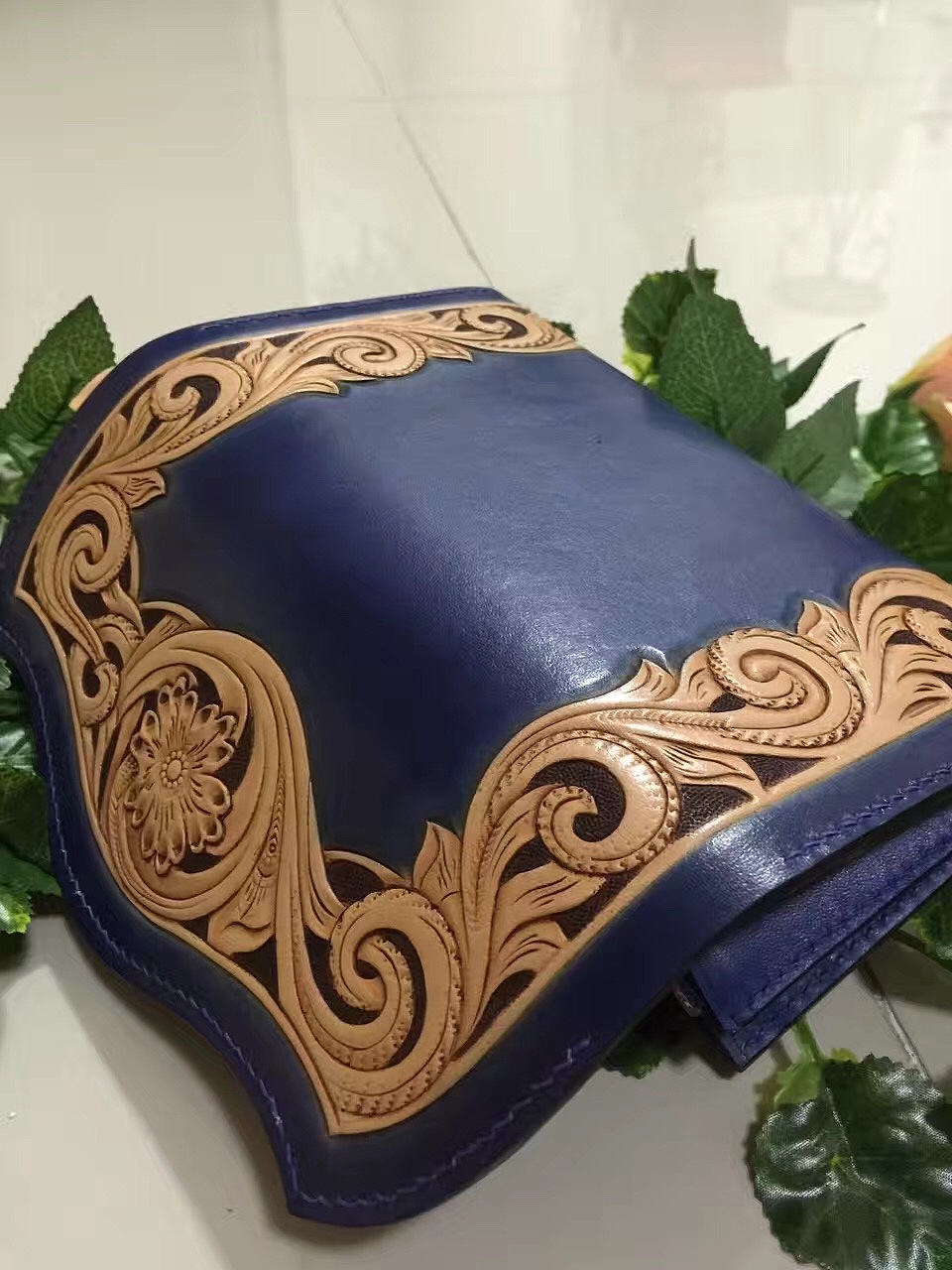 皮雕唐草纹三折手包