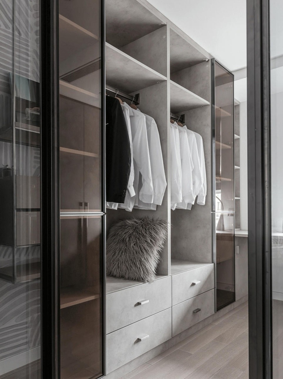 拥有一个巨大的衣帽间大概是所有女人的梦想了。拥有一个这么大,采光这么好的衣帽间更是所有女人的梦想了吧。