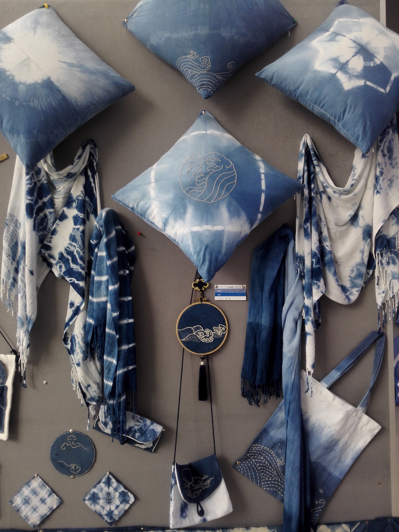 展示的手工扎染实物作品来自河南工程学院国际教育学院视觉传达设计