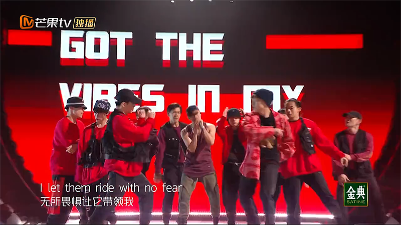 《DNA》是一首硬核说唱,视觉是热血红色调,副歌部分是白色文字结合简洁色块。