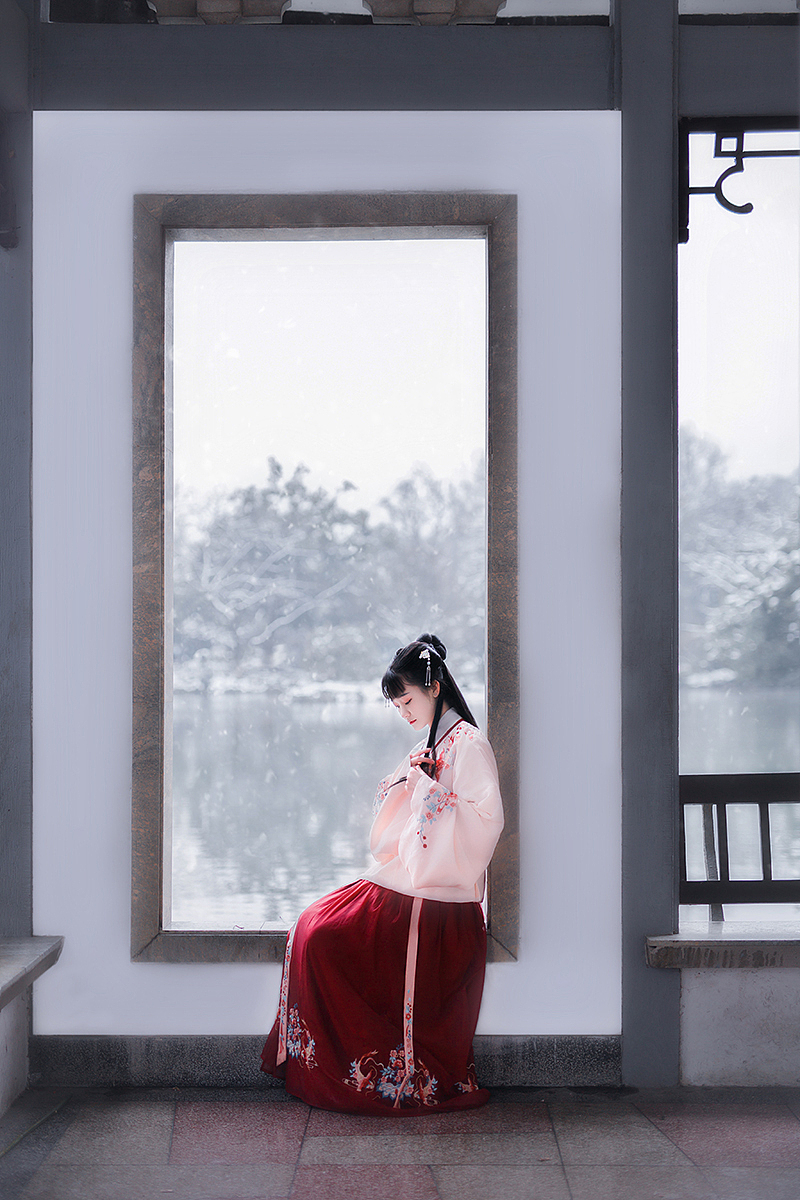 “十里平湖霜满天,寸寸青丝愁华年”