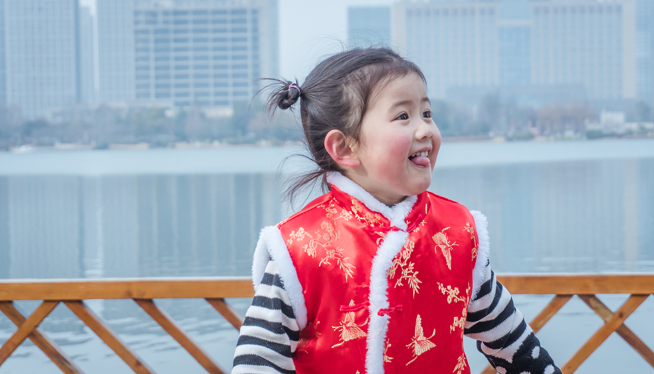 小郑三岁了-《公园玩耍》