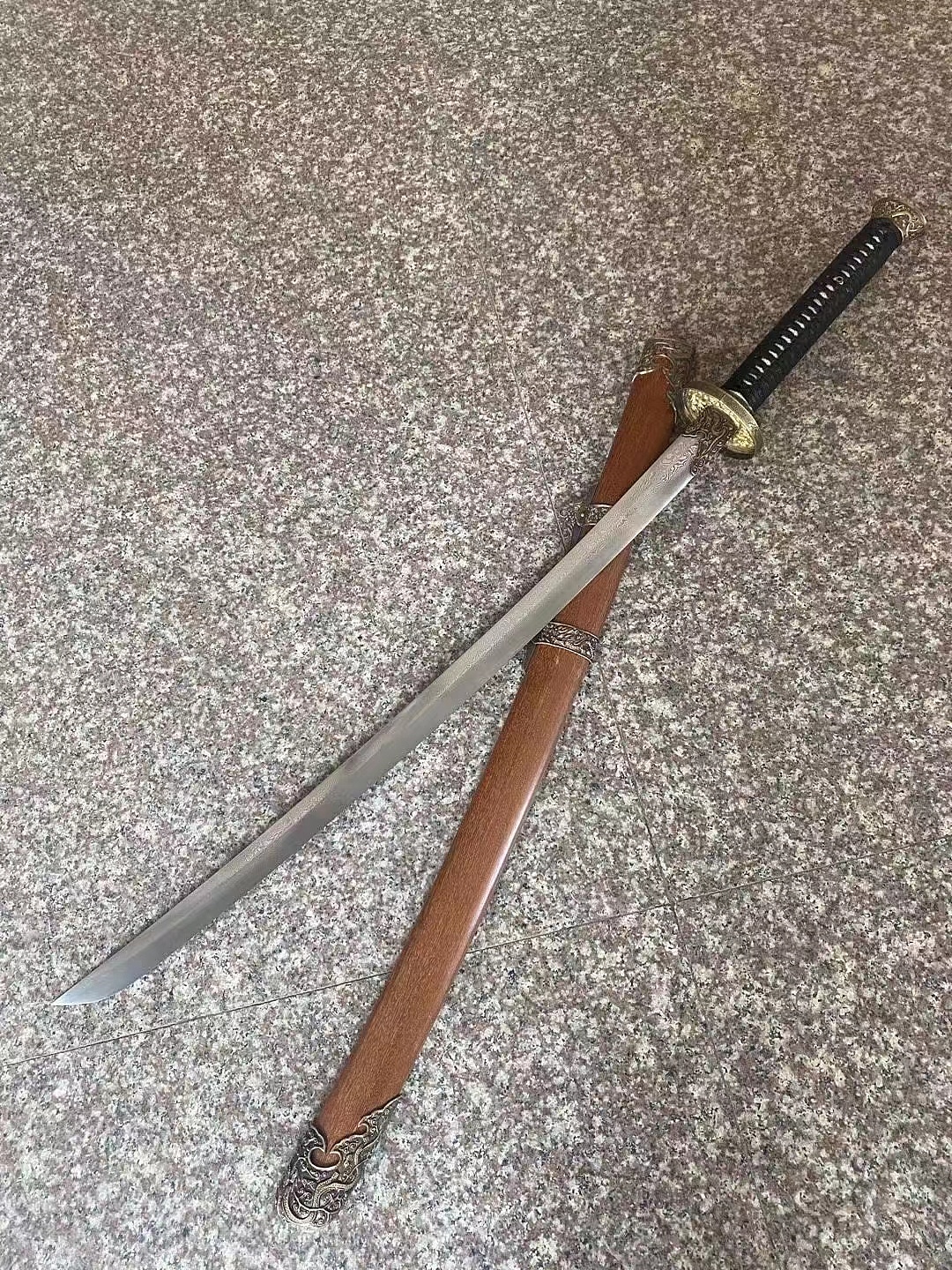 4cm.全重约1.7kg 出鞘约1kg.花纹钢锻打刀身 手工研磨.