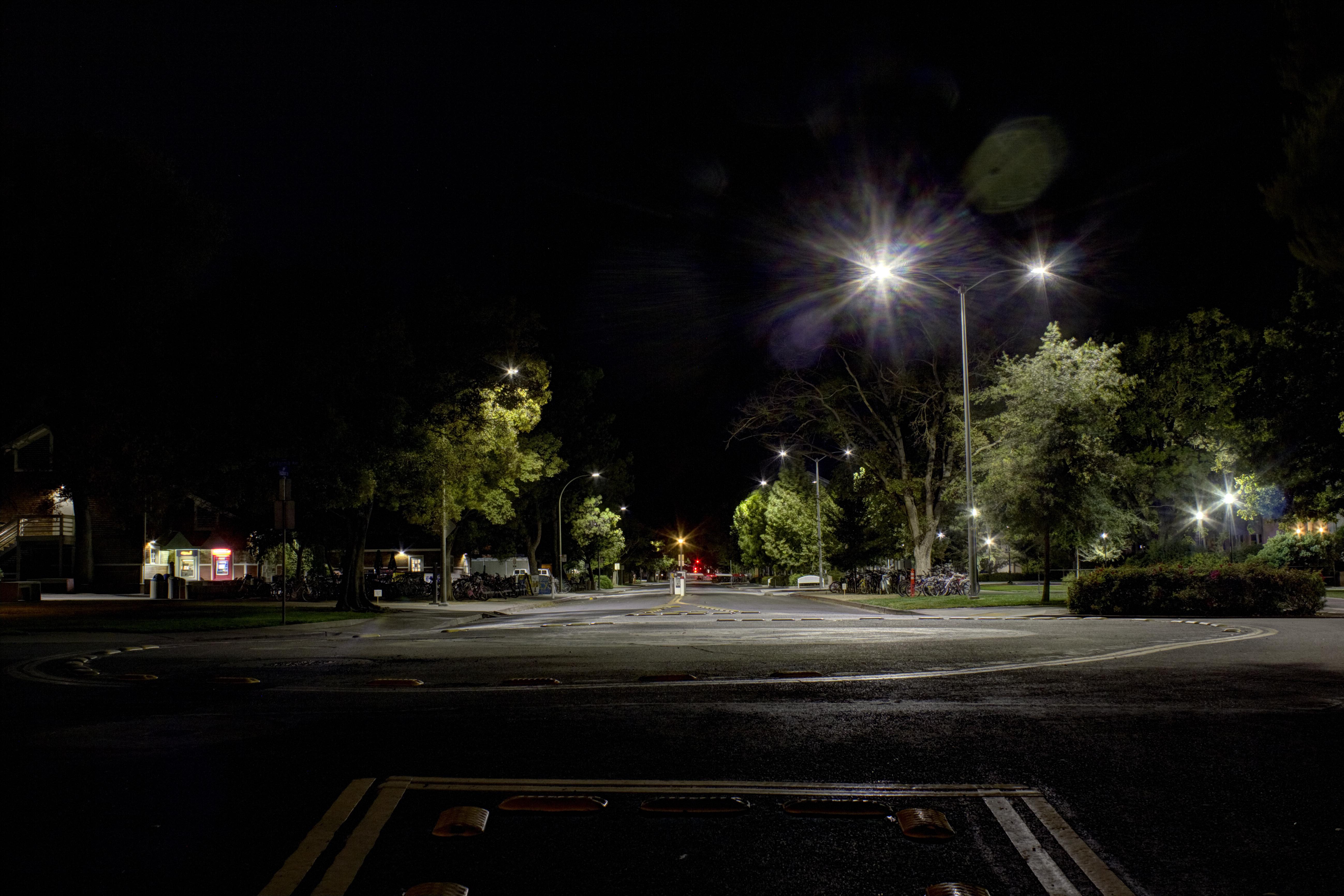 夜晚十字路口图片唯美图片
