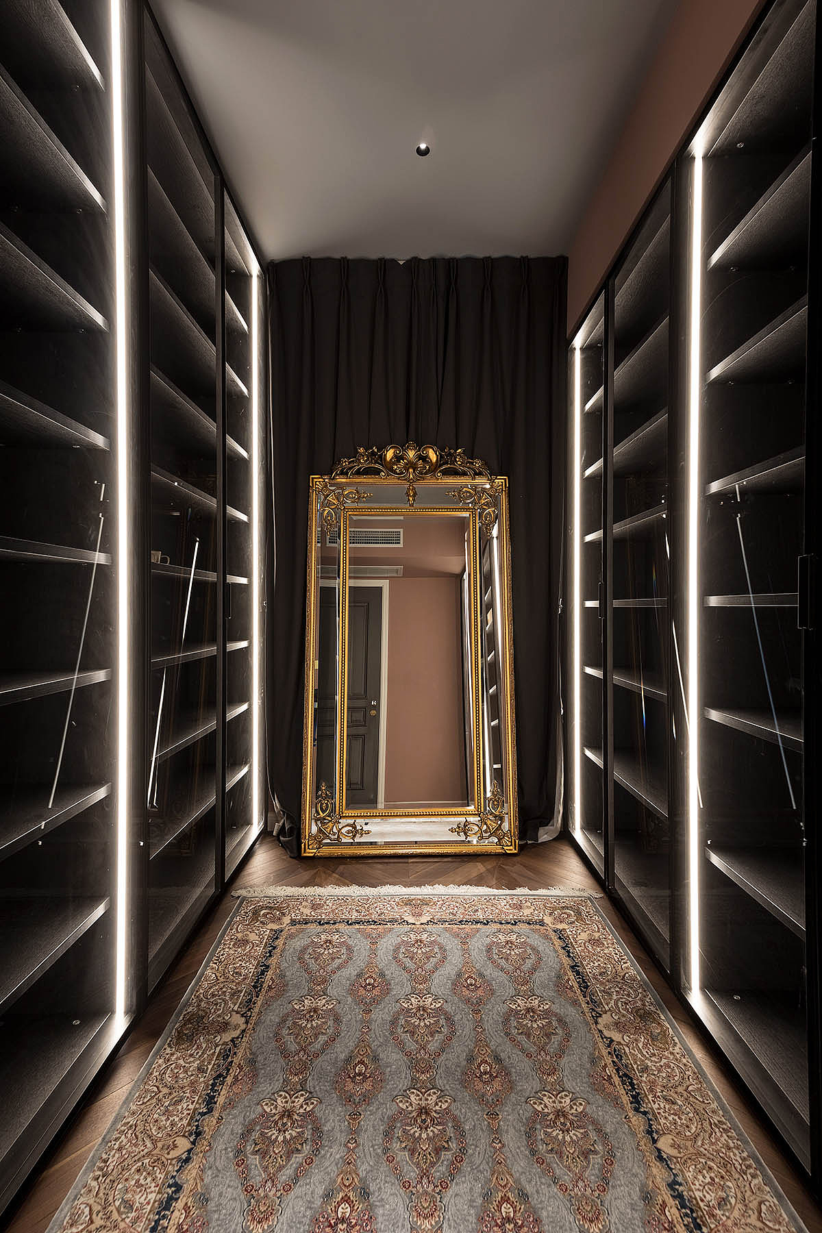 服装及配件用色多元,大胆,衣帽间设计使用大量深色配合灯光,除了整体