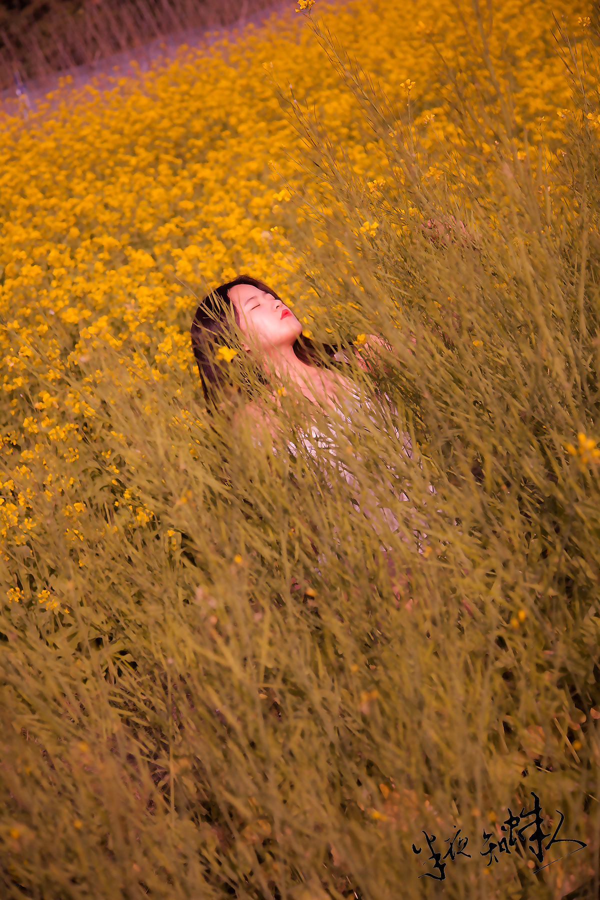 《初夏专题》油菜花的元气少女（图ZODUwMDczMzI=） - 人像摄影 - 站酷设计师半夜蜘蛛人原创素材 - 站酷ZCOOL