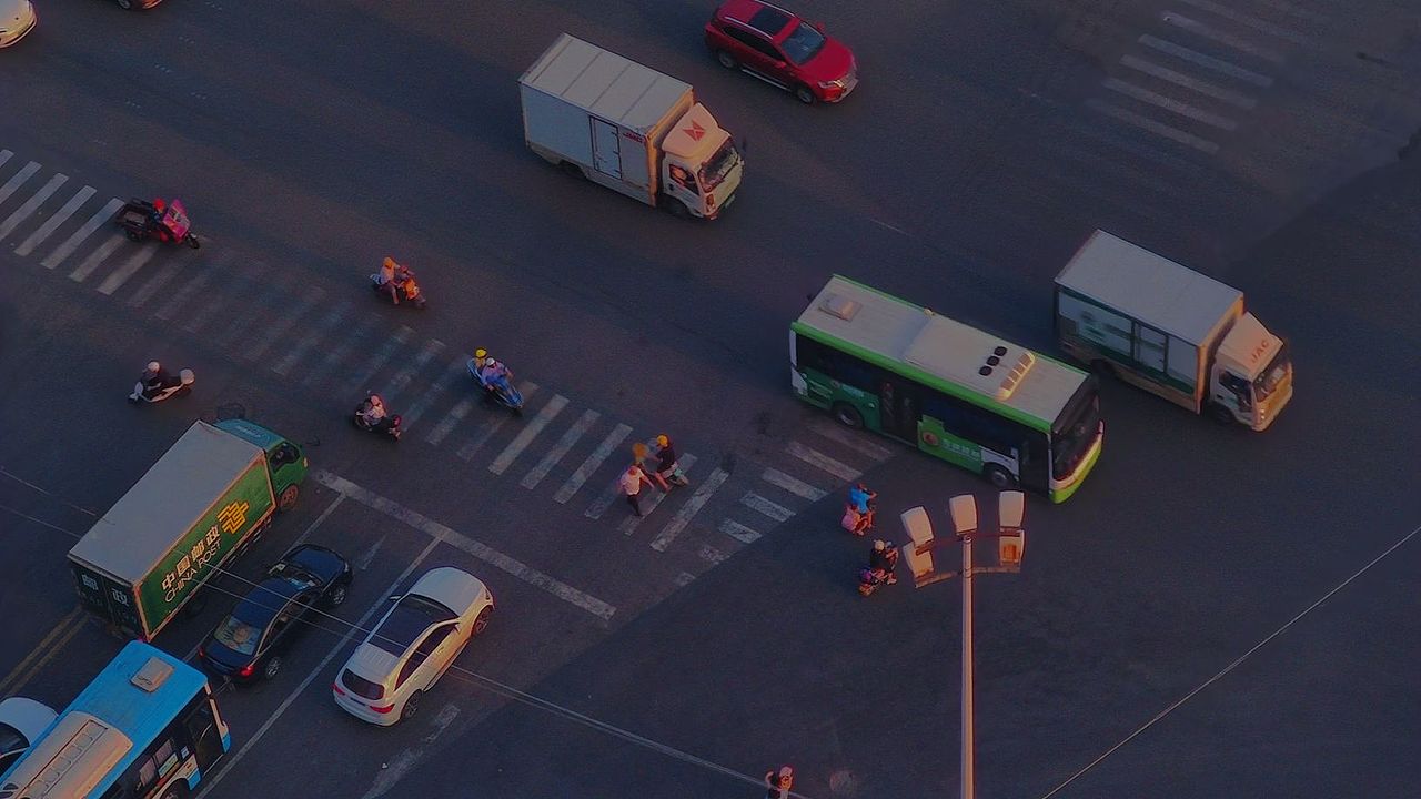 夕阳下的车水马龙