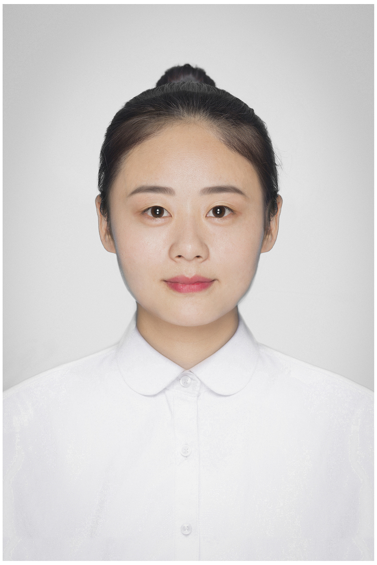 前四张图片是拍摄的证件照,通过后期修图使人物比例,对称性,层次感