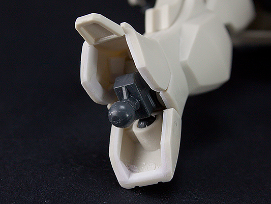 小腿装甲边缘增厚了0.5MM,脚踝上方的装甲做了与机体风格一致的握把造型,
脚掌两边用胶版叠加了一些突起,使脚掌有一种穿了有防滑底军靴的感觉(误删了这部分的过程照片杯具