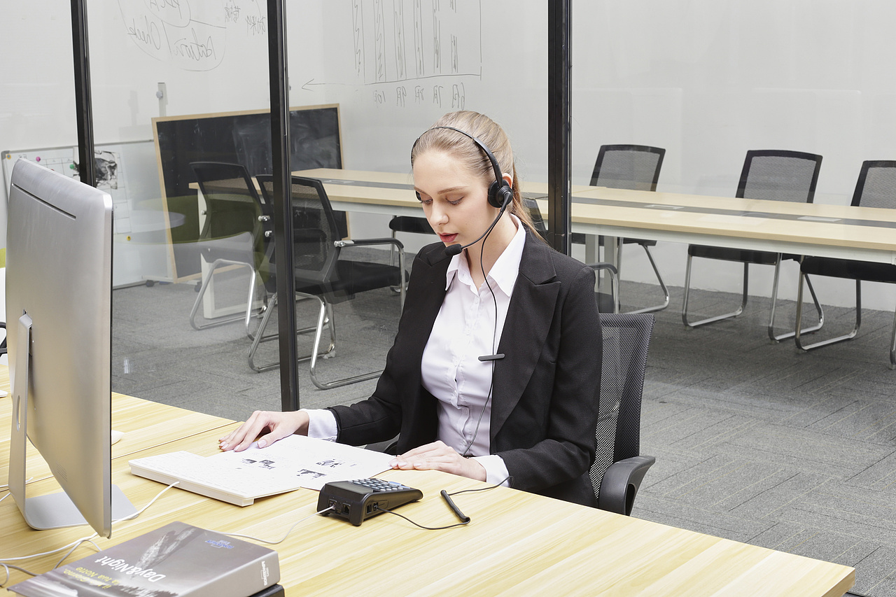 客服办公电话耳机产品--外模场景图