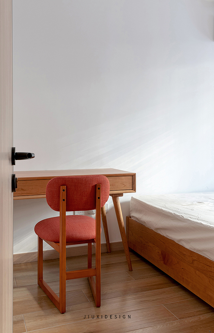 书桌上方目前没有安排搁架，后期孩子上学后会在增加搁架或者洞洞板来做储物以及物品的收纳。
