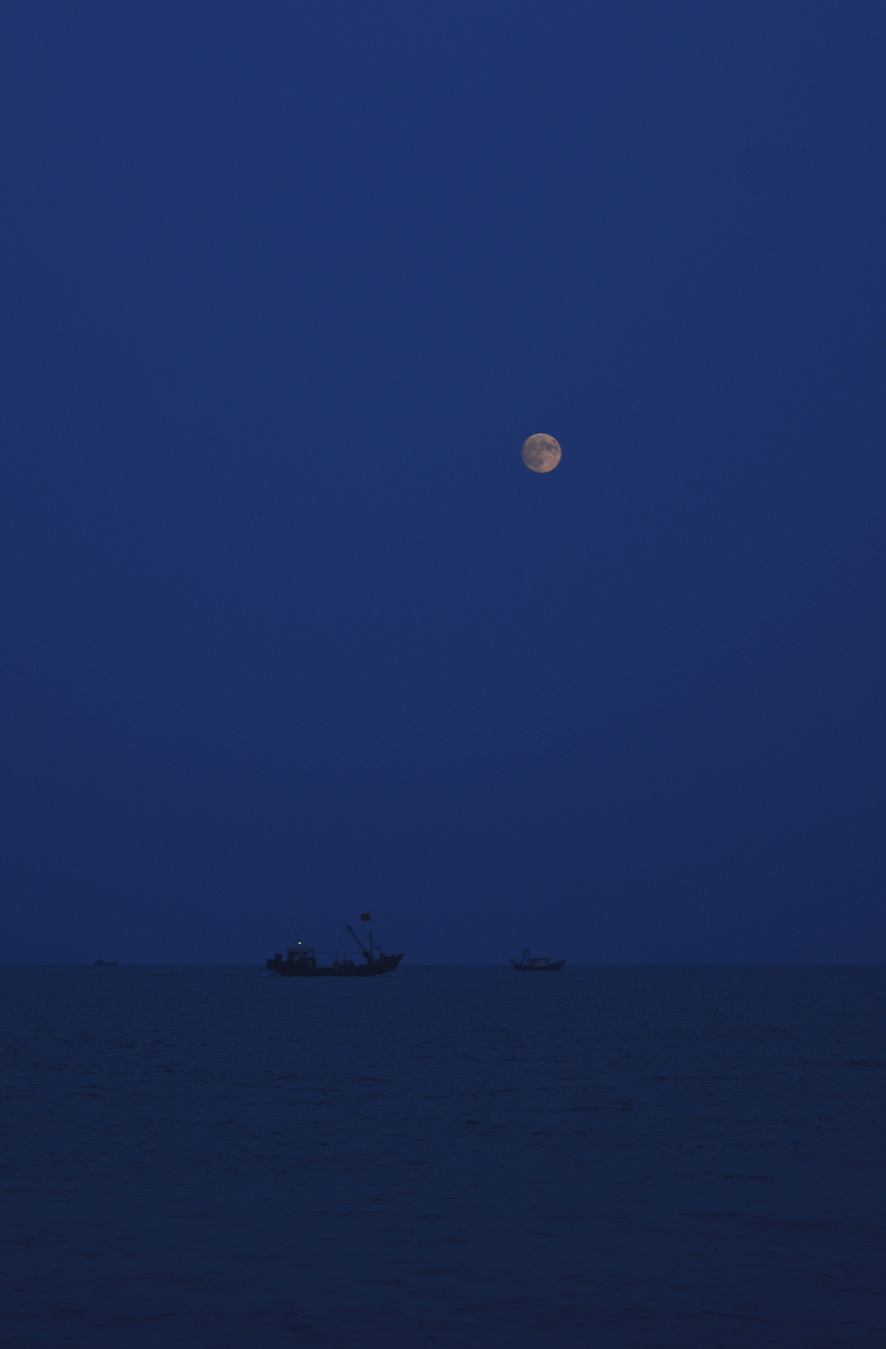海上唯美夜空中的一弯明月图片 -桌面天下（Desktx.com）