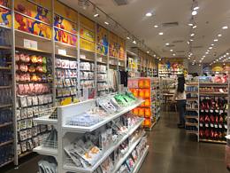 开内衣店袜子，建议使用饰品货架名创展示架