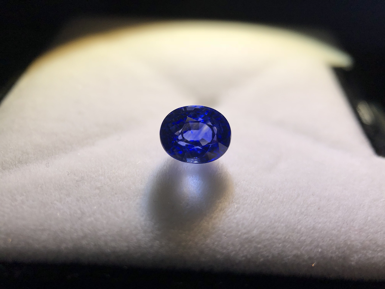 逆光下拍珠寶寶石，無色藍寶石、藍寶石等，沒有閃光燈（圖ZMTE3MzQ0MDEy） - 產品攝影 - 站酷設計師Gavinskywalker原創(chuàng)素材 - 站酷ZCOOL