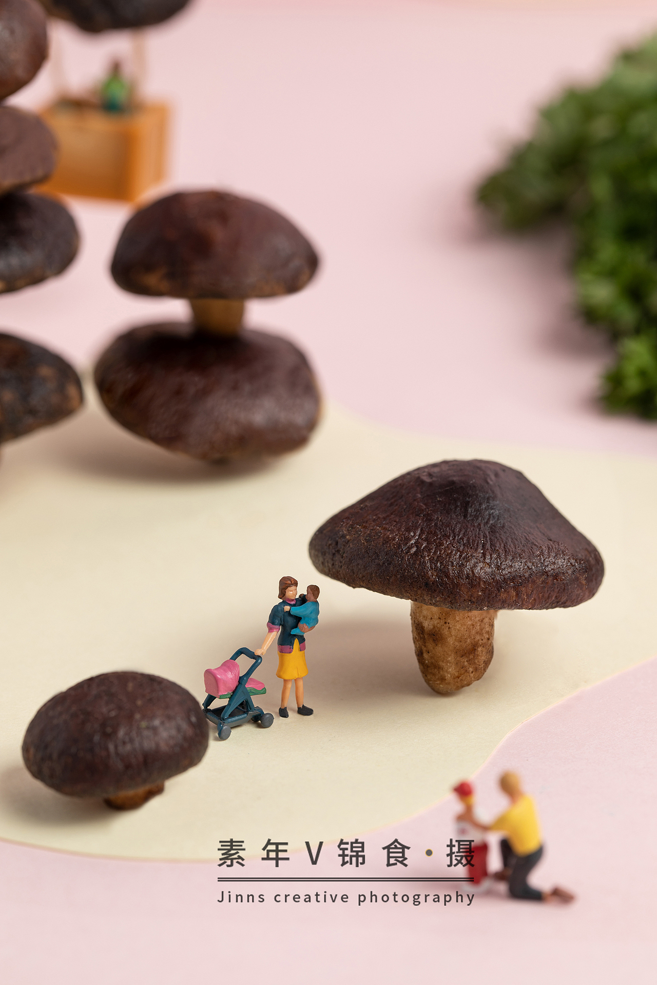 特写景和大场景虽有联系,却不是局部拍一张就可以的,微缩后的景比例不同,远近不同,每一个景别,都是单独造景,依据大故事情节,小调整细节。从新摆放位置,做搭配,固定,调整拍摄视角,调整景深。