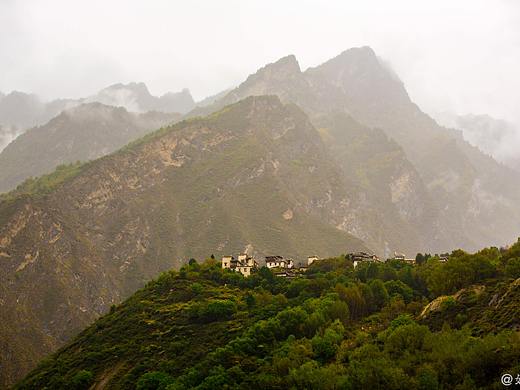 川西行《丹巴中路藏寨》
