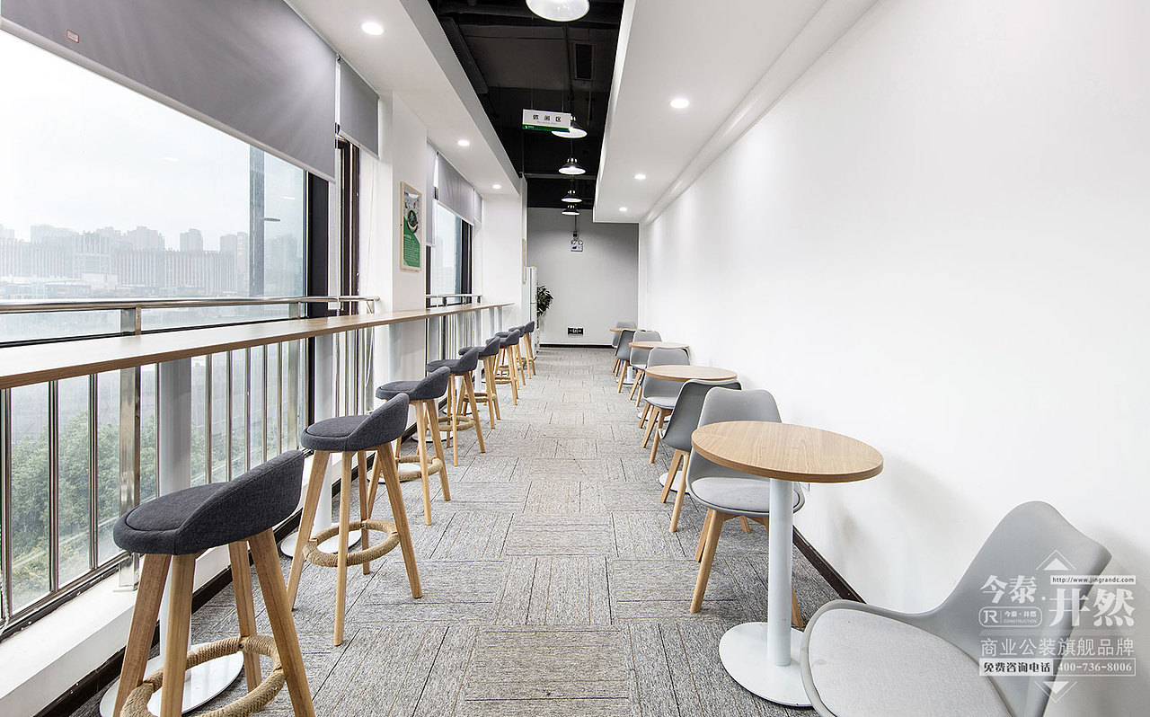 区,简洁的布艺椅子使得休息变成彻底的放松,让员工在用餐时更拉近距离