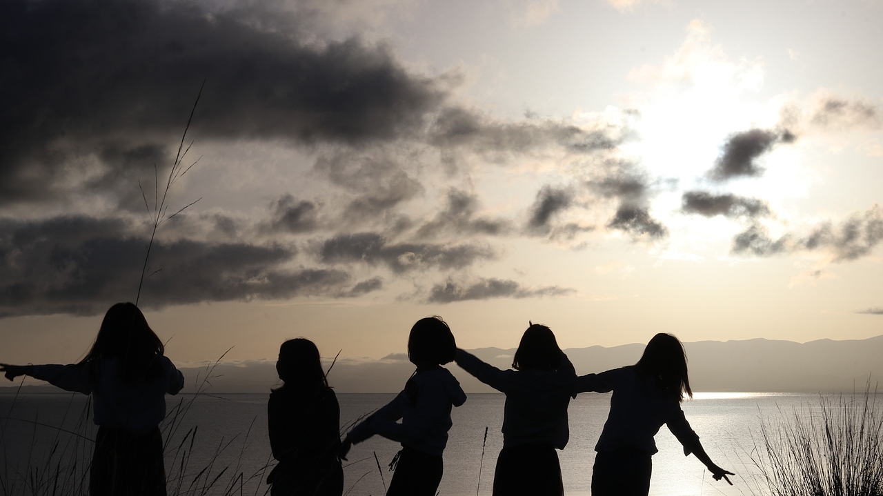 青海湖人像剪影（图ZMTMzMjE2MTQ4） - 人像摄影 - 站酷设计师梦醒时分sr原创素材 - 站酷ZCOOL