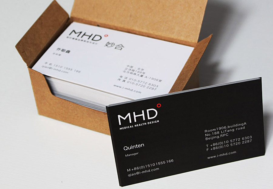 印刷好的名片,使用300G铜版纸覆哑膜+单面UV