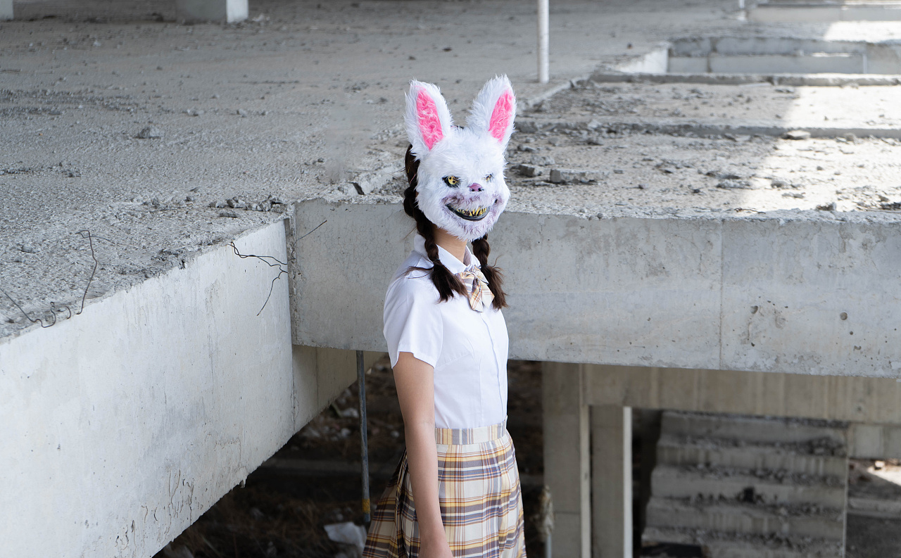 带着死亡兔子面具的你