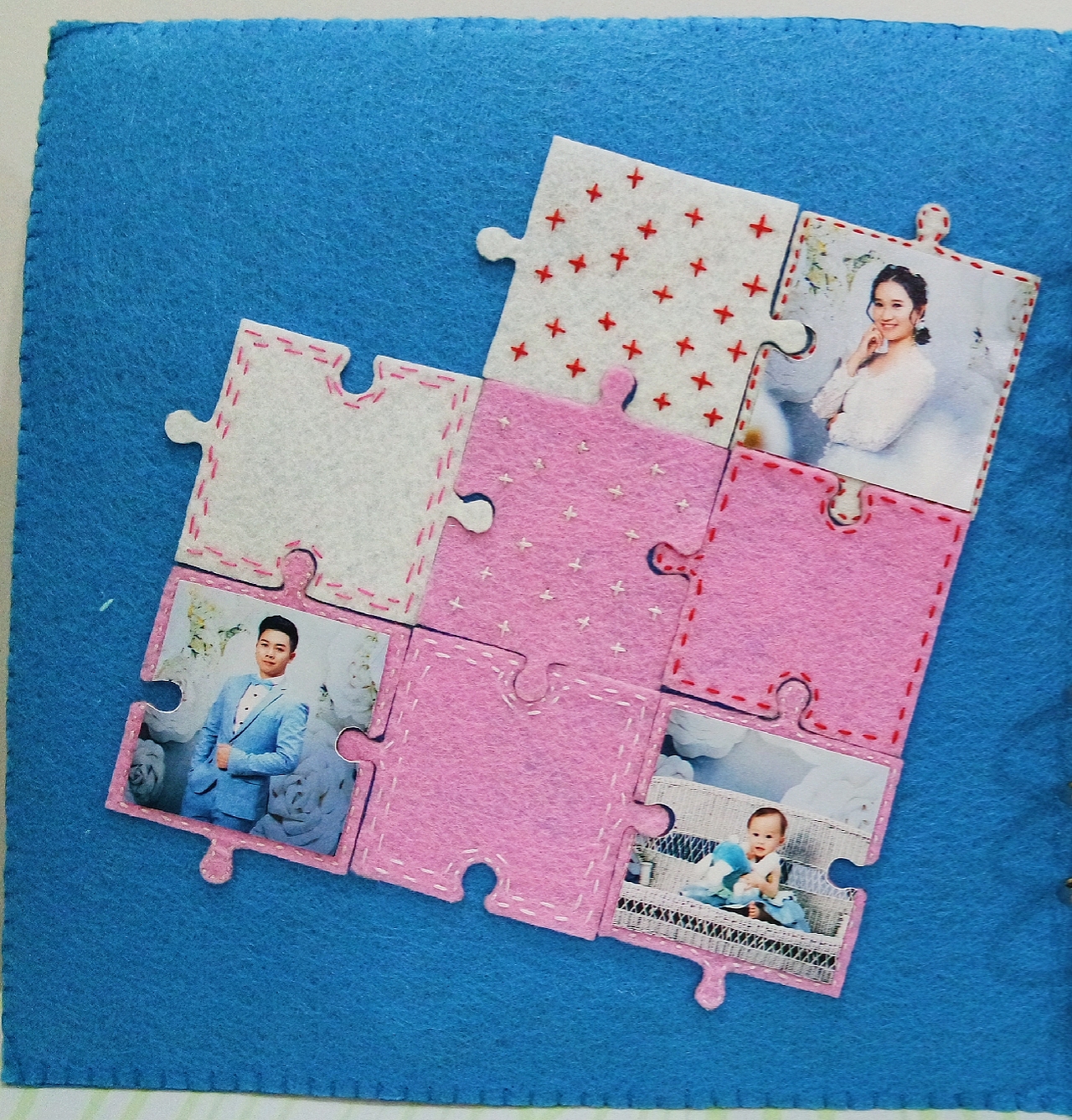 【扉页】个人单独照介绍
也是粉色系的,粉白色的心形拼图,配合简单刺绣,比较有特色,其中三格贴着我们的个人单独照。<br>有意思的是,这个心是需要我们一起组拼而成,但是我们又是独立的个体。就是这个心的意思…