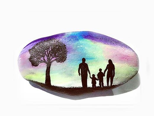 石头画《全家福背影》