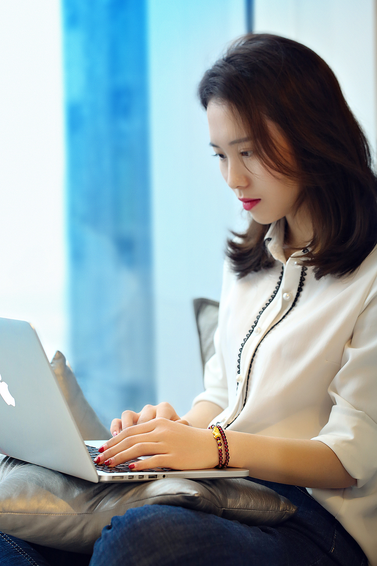 天然石榴石手串（图ZMTQ3NzExNzcy） - 人像摄影 - 站酷设计师切入点传媒原创素材 - 站酷ZCOOL