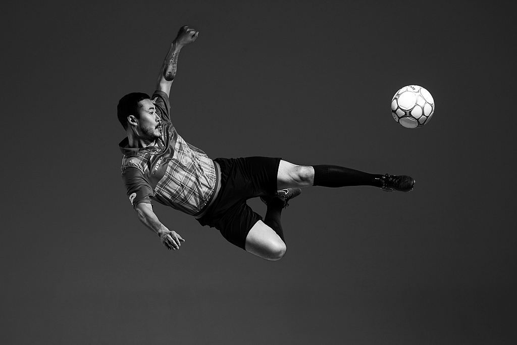 足球运动员 高雷雷 br> br>拍摄体育摄影,就是要找到这项运动的发光点