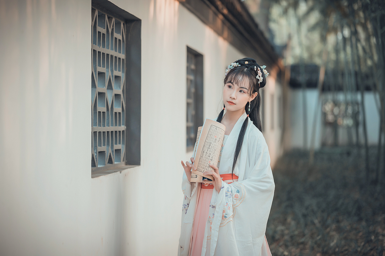 试问卷帘人，却道海棠依旧。（图ZMjQ5MTEyMzIw） - 人像摄影 - 站酷设计师拍照的青山原创素材 - 站酷ZCOOL