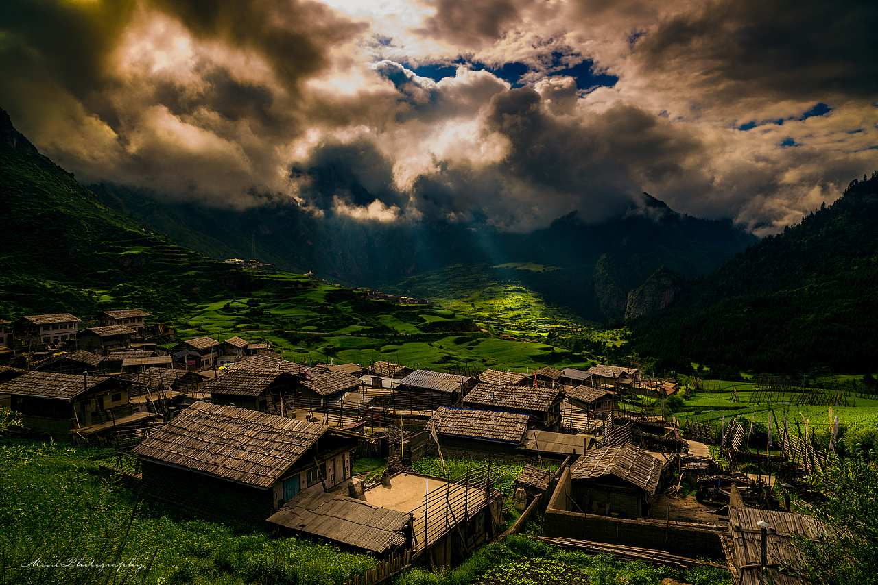 太阳照在扎尕那村