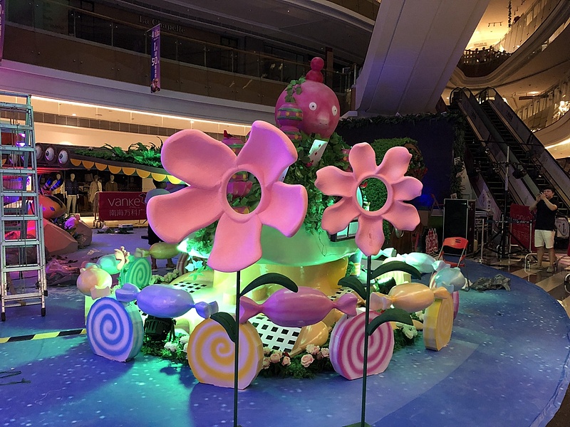 泡沫美陈雕塑小品组合商场周年庆爱丽丝主题雕塑