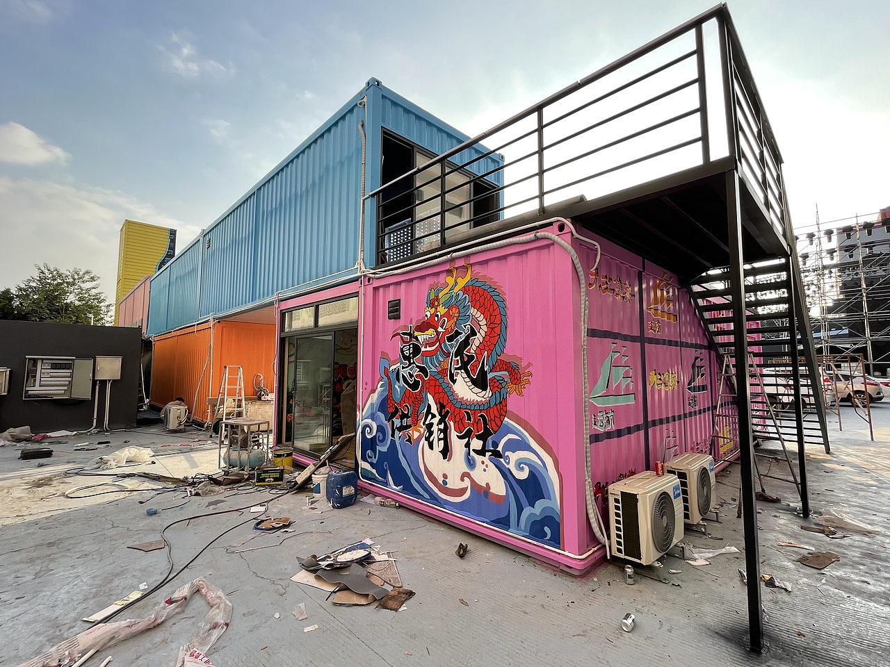 历时两个月的时间集装箱手绘画终于完成了