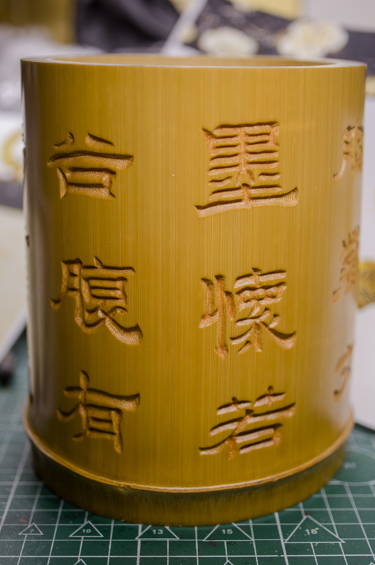 竹刻隶书诗文笔筒