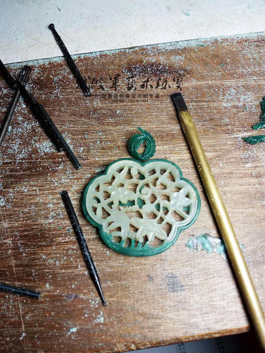 代波军艺术珠宝定制----修复后的镂空古玉（图ZNzI3MzU5MDQ=） - 首饰设计 - 站酷设计师代波军艺术珠宝原创素材 - 站酷ZCOOL