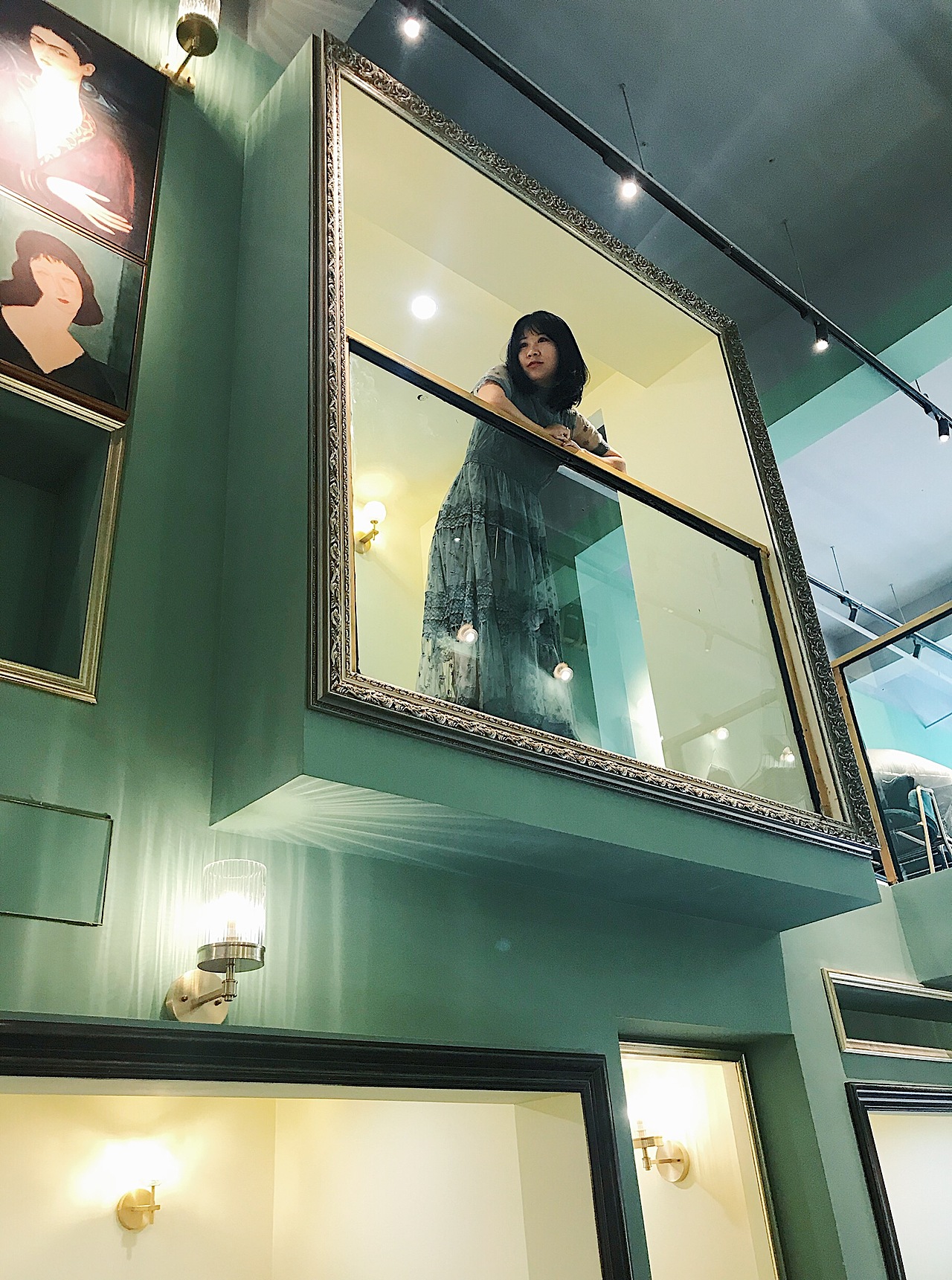 你在楼上看风景,看风景的人也在看你