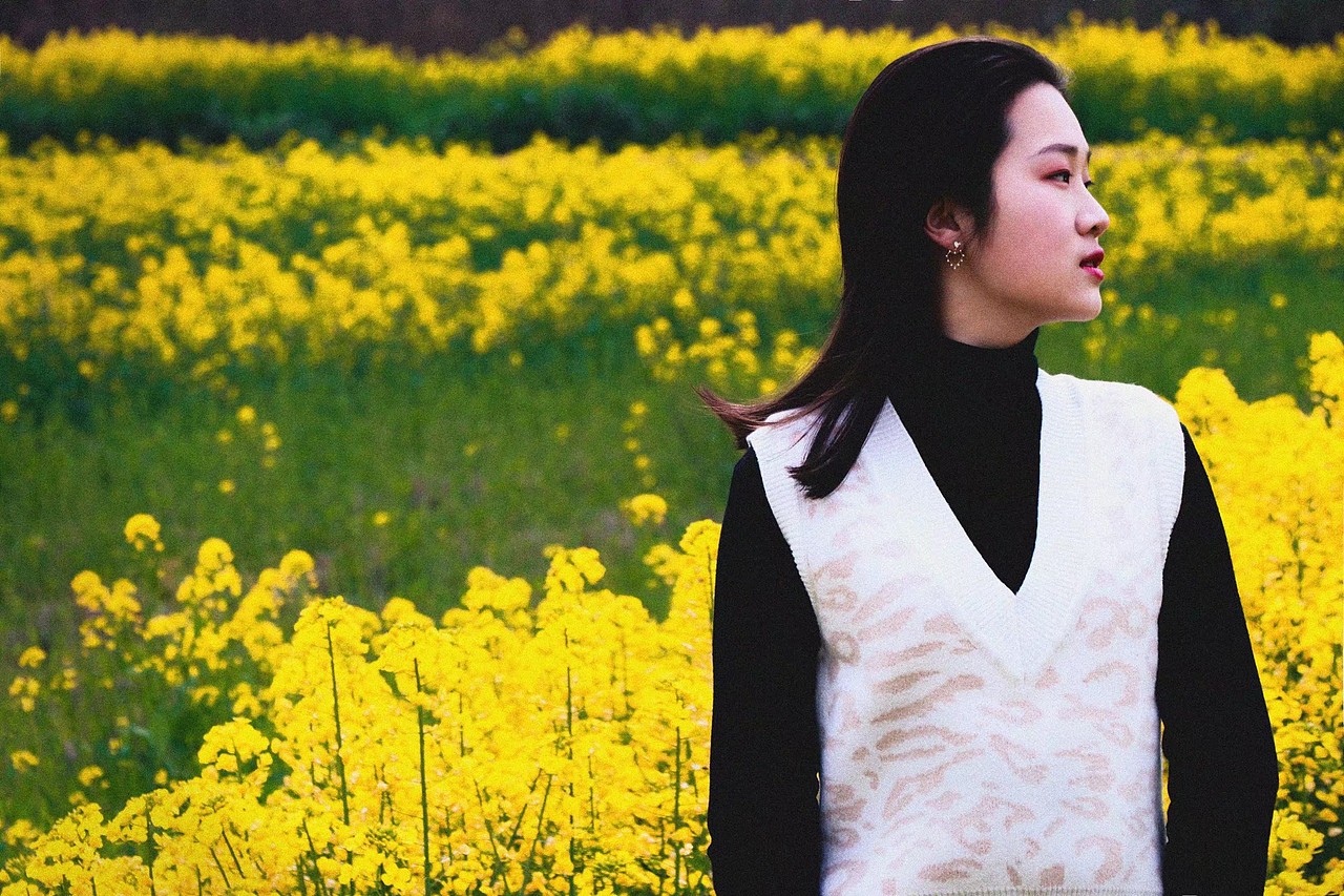 油菜花田里的故事