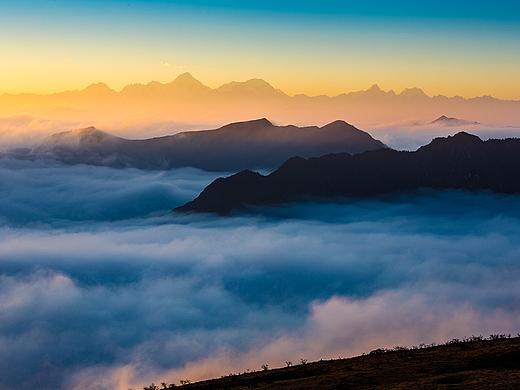 高山上的云海日落