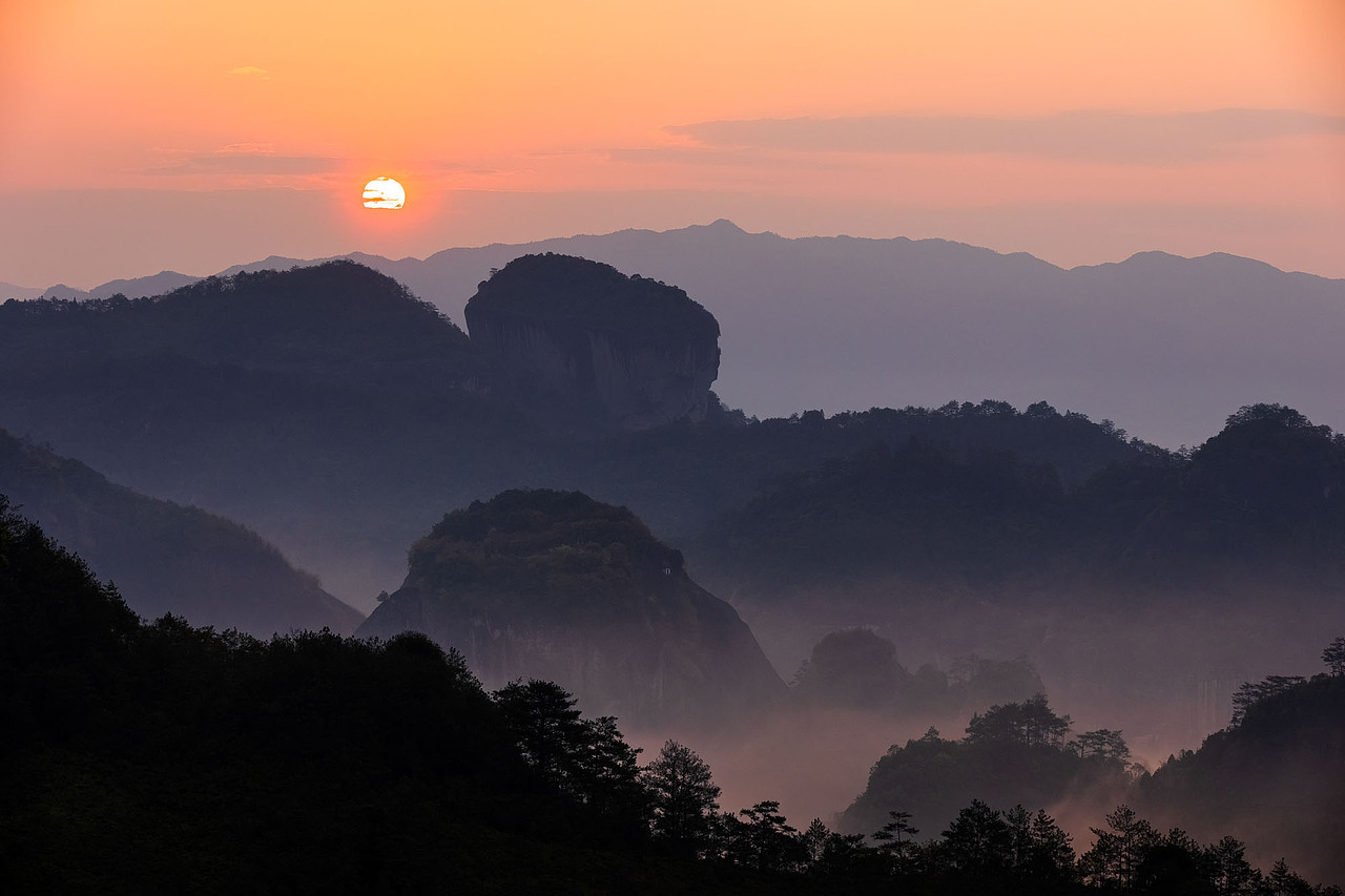 白云峰上的日出,照射出了典型的东方色彩