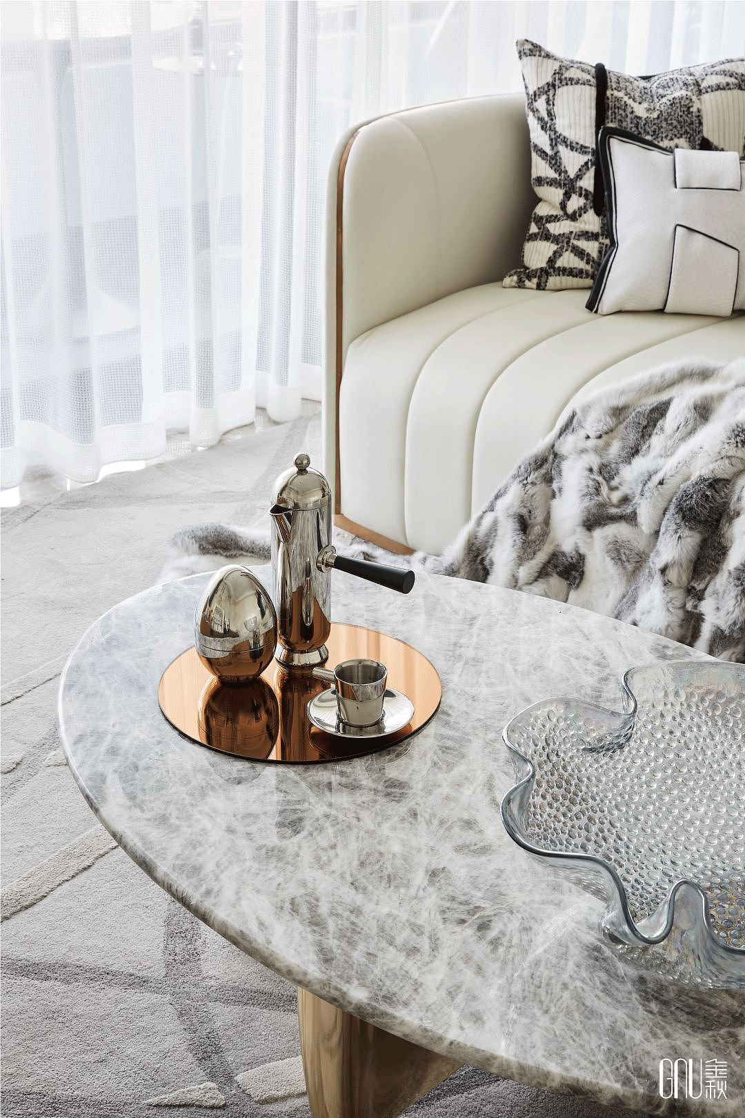 白色简欧护墙板和灰色地砖作为整个空间的主色调,配以黑色系和黄色系的高反差起到过渡和点缀,整体感不失低调优雅与现代简约。