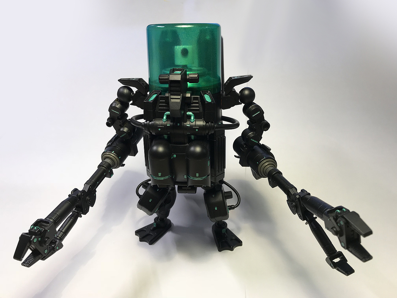 为了保持可动,关节都没有固定,但特别容易掉件,毕竟好多零件都比较老。