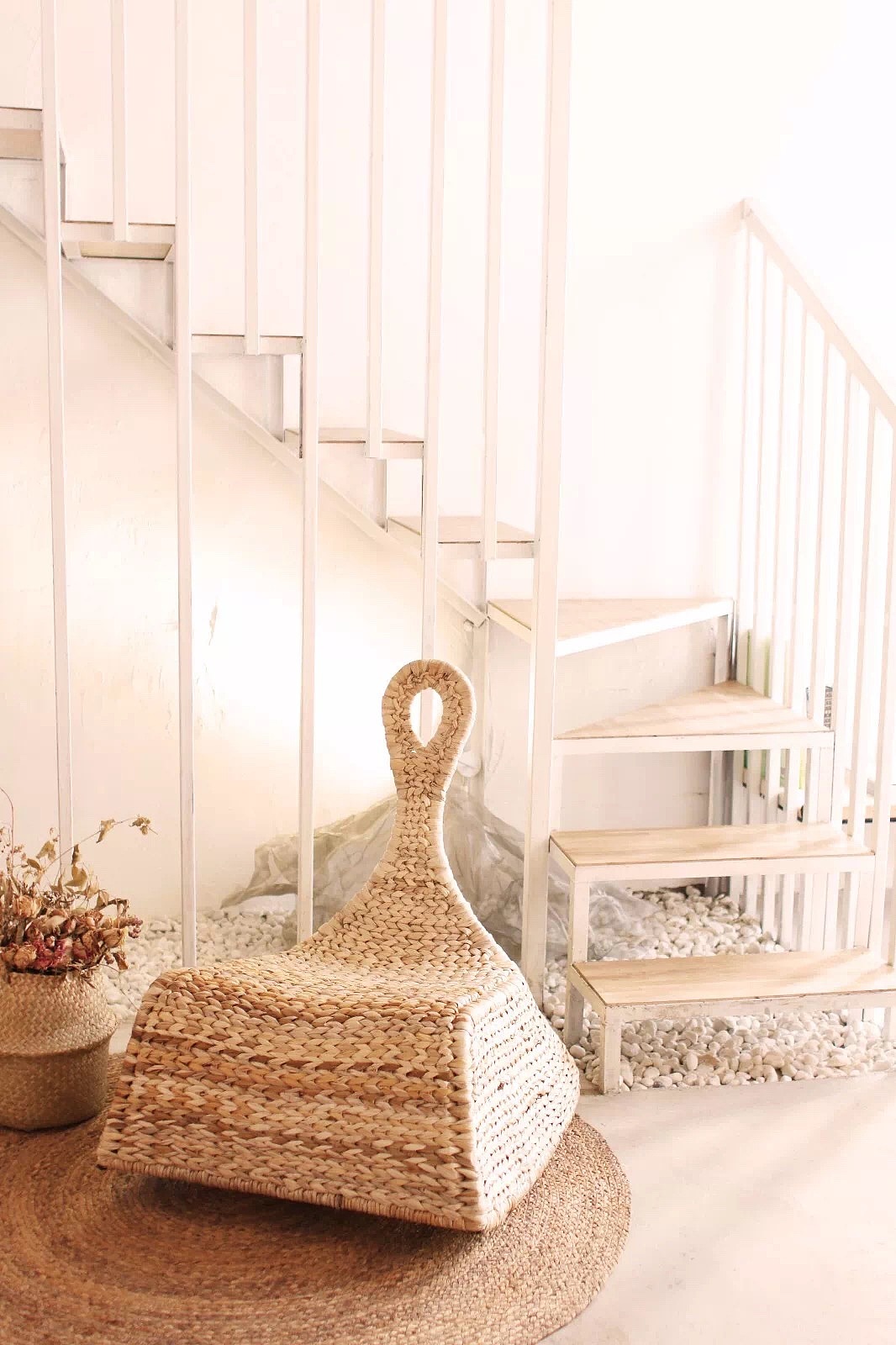 运用石子，青石板对应建筑的中式元素，增添室内的小景致。放置绿植使空间充满生机，提升居住舒适感。