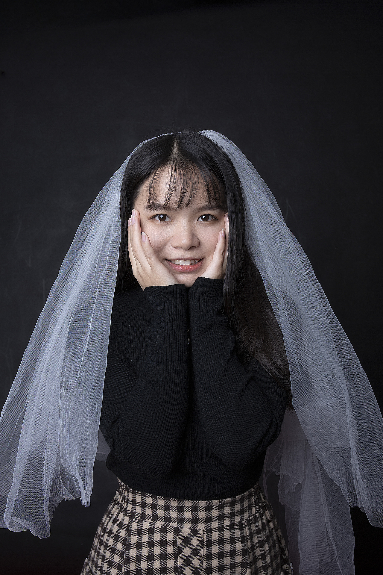 美少女头纱黑背景文艺照