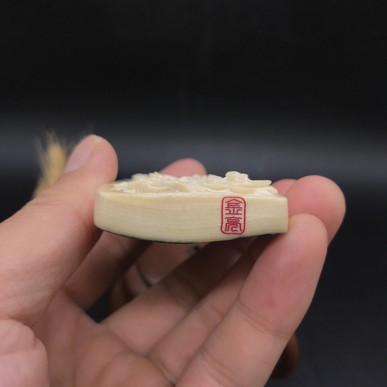 猛犸牙雕刻嫦娥奔月金亮大师牌子