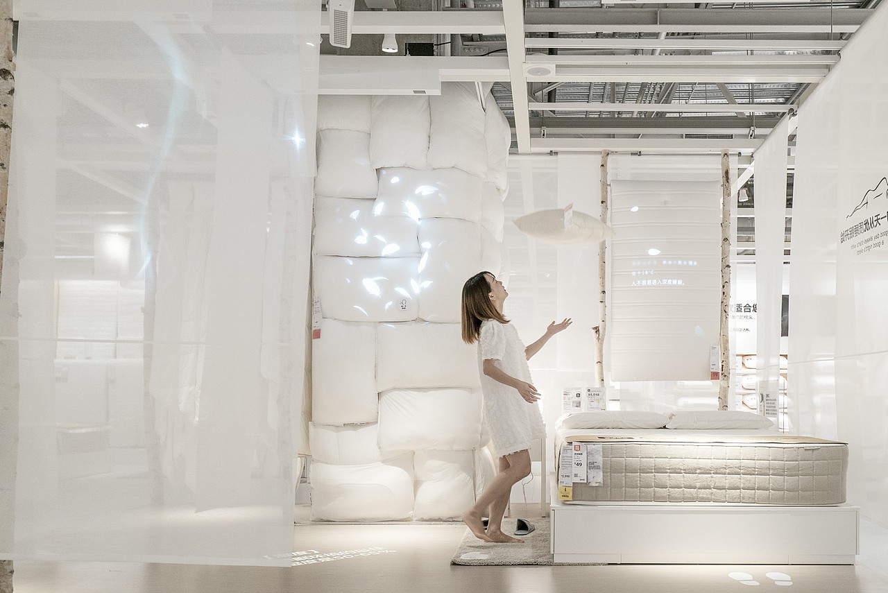 在符合产品静谧安逸的调性的基础上,结合具有新奇有趣的互动体验,打造系列情境,在不知不觉中将顾客带入其中,这是新零售所带来的新视角,也是未来零售行业的发展趋势。
<br>看完这个宁静安逸的空间,你是否也想走近互动,体验温柔梦乡。<br><br>