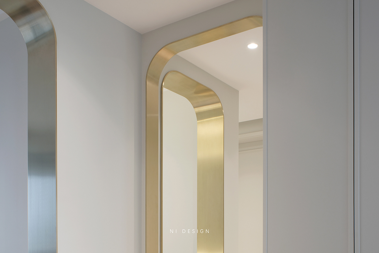 空间设计上，设计师运用了大量的拱门造型给予空间更柔和的质感。针对相同的诉求，在材质方面也进行了考量，经过与女主人的沟通，最终采用了低饱和度墙面及护墙板，并以金属包边丰富细节。通过拱门的划分，将餐厅作为了整个公共区域内的重点呈现，使人眼前一亮。