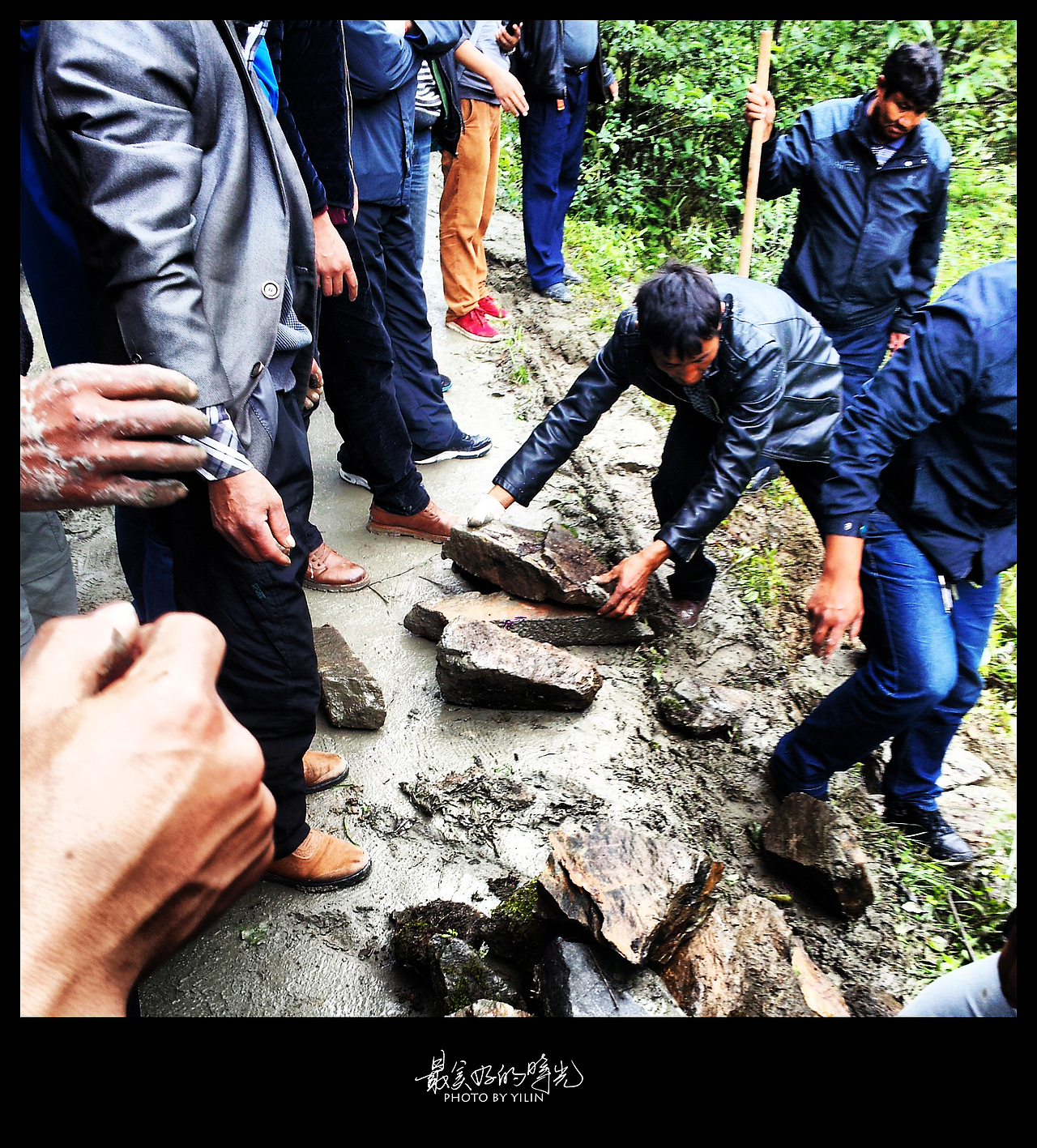 人们开始组织自救，上山找石头，挖土垫路，一切都是自发的。